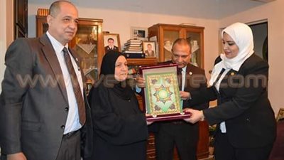 بالصور.. «حماة الوطن» بالقليوبية يكرم والدة الشهيد مصطفى لطفي