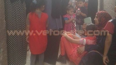 بالصور.. 5 مشاهد تكشف الإهمال في مستشفى طوخ.. القمامة والمتسولون يرحبون بالمرضى.. مبنيان آيلان للسقوط.. الاستقبال «في الإنعاش».. أطباء يتأخرون.. العلاج «وافر للأطفال فقط».. والمدير