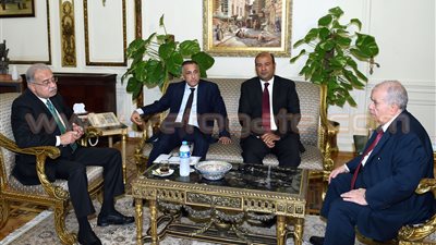 الحكومة ترفع شعار «الغذاء أولًا».. رئيس الوزراء يكلف بتدبير النقد الأجنبي لاستيراد السلع الأساسية.. وزير التموين: صفقات لتوفير كميات من السكر والزيت الخام.. وطرح 70 ألف رأس ماشية في عيد الأض