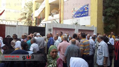 بالصور.. إقبال كثيف على لجنة 