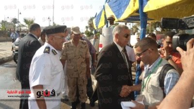 بالصور.. محافظ السويس ينتظر دوره للإدلاء بصوته في الانتخابات الرئاسية