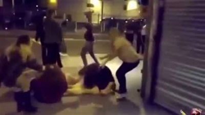 بالفيديو.. «حرامي» يستغل «خناقة» بين فتيات في الشارع لتنفيذ مخططه