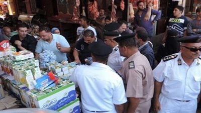 تحرير 3 محاضر لبيع السلع التموينية بالسوق السوداء في الإسماعيلية