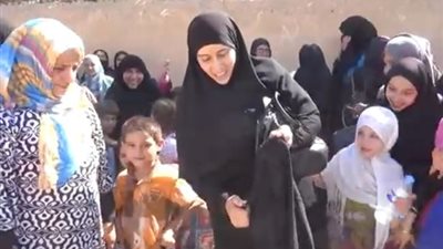 بالفيديو.. سوريات يحتفلن بحريتهن بحرق نقاب داعش في «منبج»