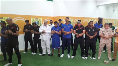 لاعبو الأهلي يؤدون صلاة المغرب على ملعب الجيش بالسويس