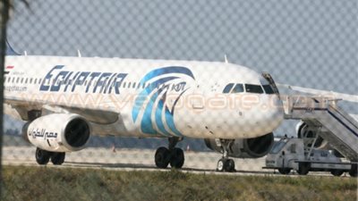أول صور للطائرة المصرية المختطفة في مطار قبرص