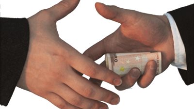 سورى يحاول رشوة أمين شرطة لختم جوازات سفر مزورة