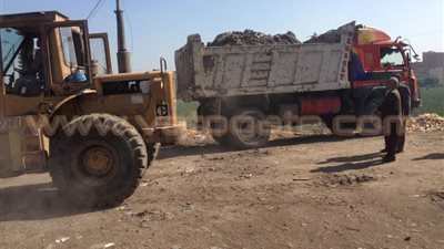 بالصور..أهالي شبرا الخيمة يشاركون في رفع تراكمات القمامة