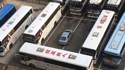 شاهد.. سائق يحرج نفسه عند ركن سيارته وسط الحافلات