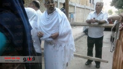 بالفيديو والصور.. معتمر يتوجه للإدلاء بصوته قبل السفر للأراضي المقدسة