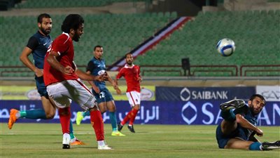 الإيفوارى لوسيان يشاهد فوز الأهلي على إنبي من ملعب السويس