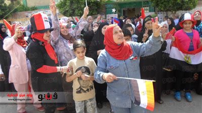 الفتيات يرتدين أعلام مصر في لجان شبرا الخيمة