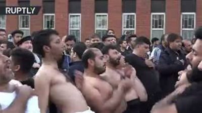 بالفيديو.. «وصلة لطم» في احتفالات الشيعة في مانشستر بذكرى عاشوراء