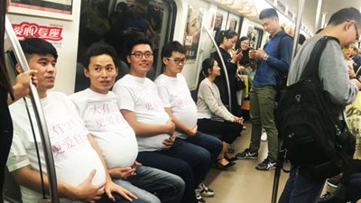 بالصور.. رجال «حوامل» يحثون ركاب المترو على ترك مساحة للسيدات