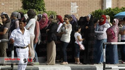 السيدات يدلين بأصواتهن على أنغام 