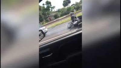 بالفيديو.. لحظة دهس سيارة لشاب وفتاة على الطريق