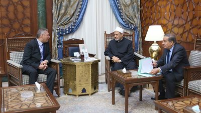 سفير مصر بسنغافورة: الأزهر منارة الفكر الوسطي في العالم