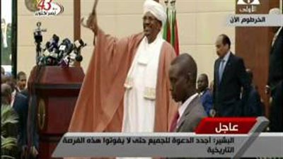 بالفيديو.. «البشير» يختتم فعاليات الحوار الوطني برقصة على الهواء