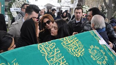 بالصور.. سيبال جان تقف بجانب هاكان أورال في جنازة والدته