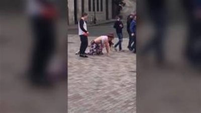 بالفيديو.. رجل يجر صديقه بحبل كـ«الكلب» يثير دهشة المارة