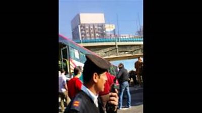 بالفيديو.. انقلاب أتوبيس نقل عام أمام محطة مترو الدمرداش