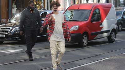 بالصور.. جاستن بيبر يتنكر أثناء تجوله في شوارع أمستردام