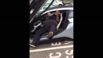 بالفيديو.. رجل بدين يتعرض لموقف محرج داخل سيارة «BMW»