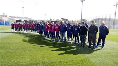 لاعبو برشلونة يقفون دقيقة حدادا على روح «كرويف»