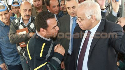 بالصور.. وزير النقل يتابع خدمات المترو في أولى جولاته الميدانية