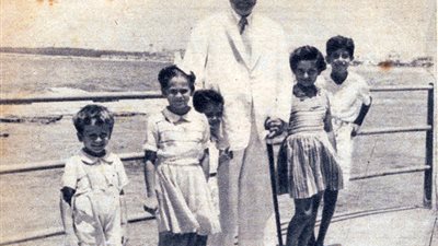 «زي النهاردة».. مكرم عبيد يتجول مع أحفاده على بلاج الإسكندرية