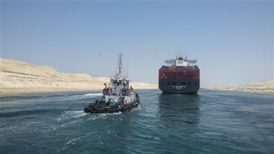 قناة السويس تشهد عبور 41 سفينة بحمولة 2.5 مليون طن