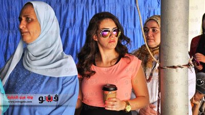 بالصور.. دنيا عبد العزيز تدلي بصوتها في مدرسة المدينة الجامعية