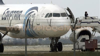 مؤتمر إعلان تفاصيل اختطاف الطائرة المصرية.. «الحكومة متعرفش حاجة».. وزير الطيران: ليس لدينا معلومات عن جنسية الخاطف.. لا توجد مطالب محددة من الخاطف.. شريف فتحى: لا أملك معلومات عن عدد الخاطف