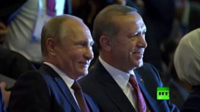 بالفيديو.. الأحاديث الجانبية بين بوتين وأردوغان تثير فضول الإعلام