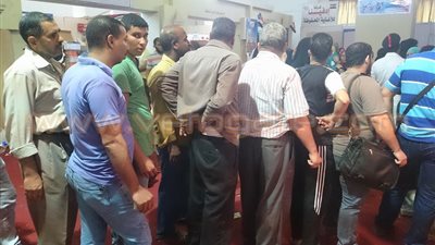 بالصور.. اصطفاف المواطنين على منافذ بيع الأرز بـ«أهلا رمضان»