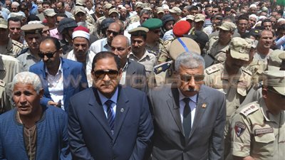 بالصور.. محافظ الغربية يتقدم مشيعي جثمان شهيد الشيخ زويد