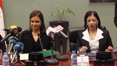 ملابس وزيرتي التعاون والاستثمار تثير الإعجاب في مؤتمر السيسي وأوروبان