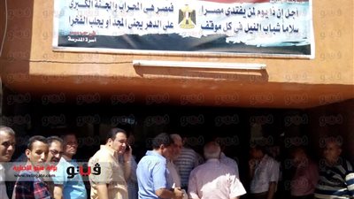 بالصور.. تكدس المواطنين أمام لجنة 