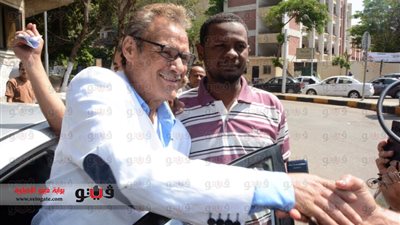 بالصور.. فاروق الفيشاوى يدلى بصوته في شارع التحرير