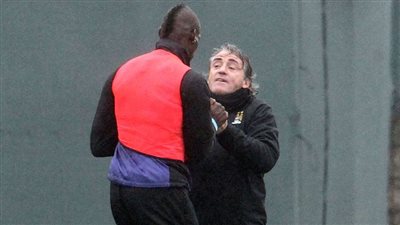 بالصور..«بالوتيلى» يتعدى على مدربه «مانشينى» بالضرب