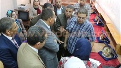 بالصور.. رئيس جامعة القناة يتفقد مكاتب الدعم الطلابي