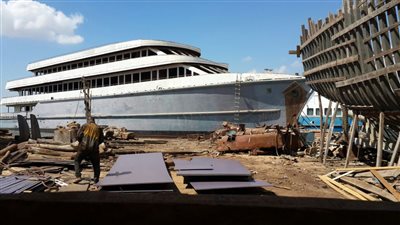 بالفيديو.. يخت «مركون» منذ 5 سنين يهدد الممر الملاحي لقناة السويس