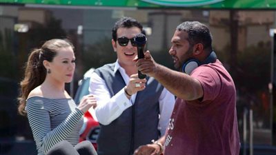 رؤوف عبد العزيز يصور «أبو البنات» في شوارع أكتوبر والتجمع