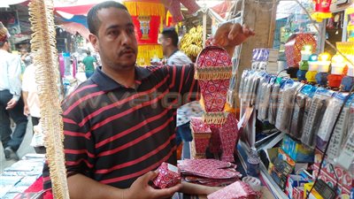 بالفيديو والصور.. فوانيس رمضان بـ«الورق المطبوع» في الإسكندرية