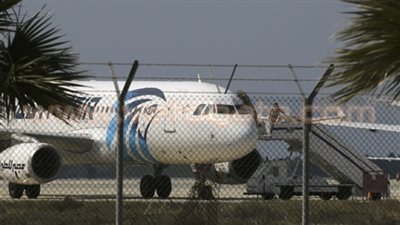 تأخر إقلاع طائرة نقل المختطفين بسبب إغلاق مطار لارنكا