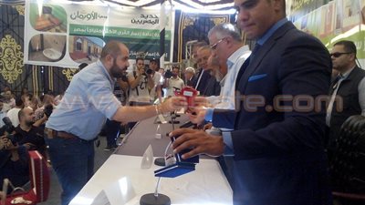 بالصور.. «أبو هشيمة» يسلم 51 منزلا لأهالي عزبة النصاري بسمالوط.. وزير التنمية المحلية: الحالة الاقتصادية لمصر لا تمكنها من الوصول لكافة القرى الفقيرة.. ومحافظ المنيا يدعو رجال الأعمال لإنقاذ