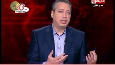 بالفيديو.. حركة غريبة من تامر أمين على الهواء بسبب القاعدة الروسية