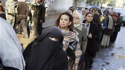 ناخبات ميت عقبة يحتمين من حرارة الشمس ويهتفن للجيش والسيسي