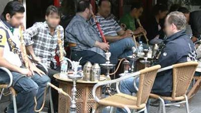 خبير اقتصادي يطالب بغلق المقاهي لزيادة الإنتاج