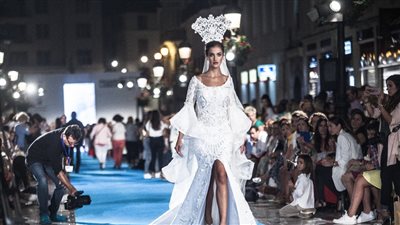 بالصور.. سفارة البحرين تختار «المنصورى» لعرض فستان بوتين بموسكو